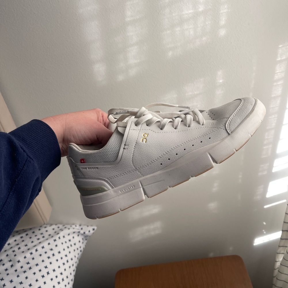 OnCloud The Roger Center Court
Color: Ice | Chalk 
Size 9 Womens